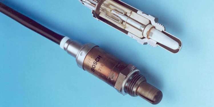 How are O2 sensors used to monitor the combustion process in real time?