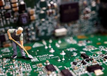 The Battle of Titans: Tech Giants in the Cloud Computing Wars