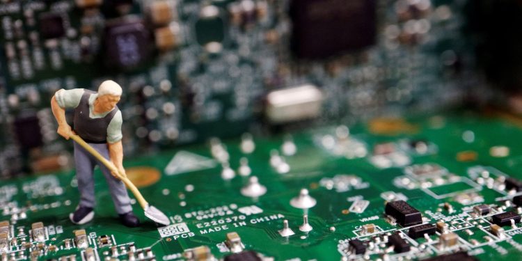 The Battle of Titans: Tech Giants in the Cloud Computing Wars